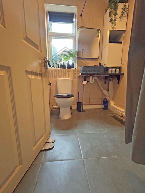 Property photo 2 of 9 Bathroom