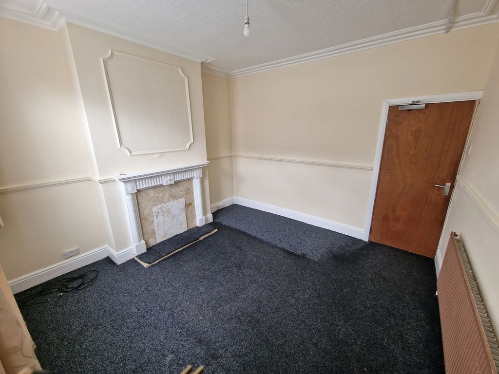 Property photo 2 of 7 63 Cambridge St Living Room