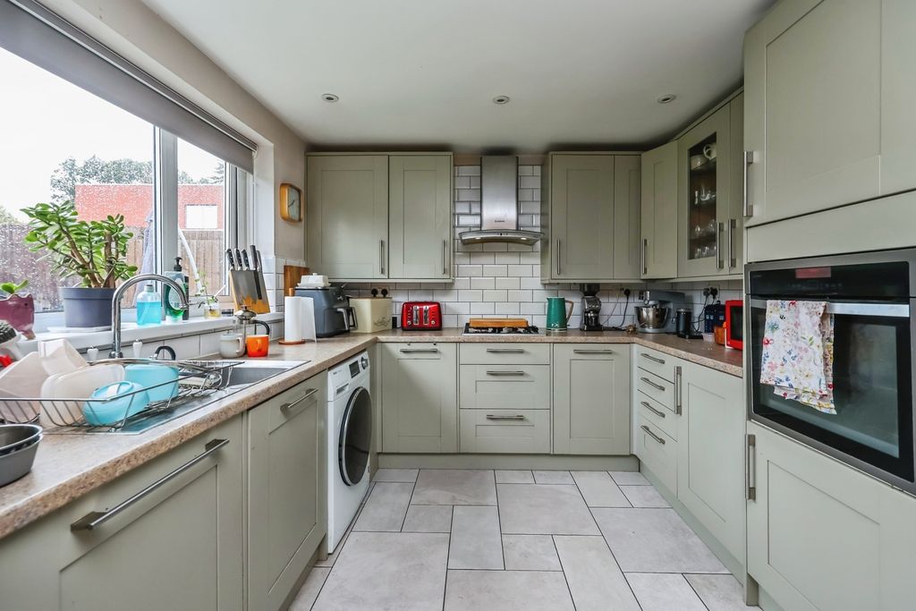 Property photo 2 of 15 Fitted Kitchen