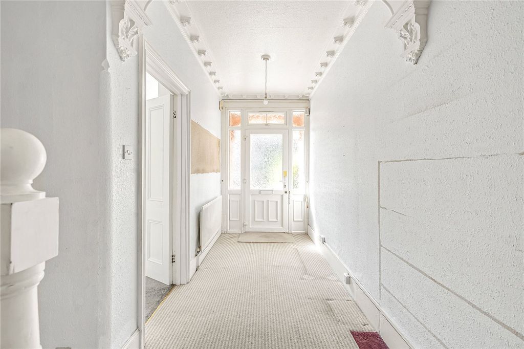 Property photo 2 of 22 Entrance Hall