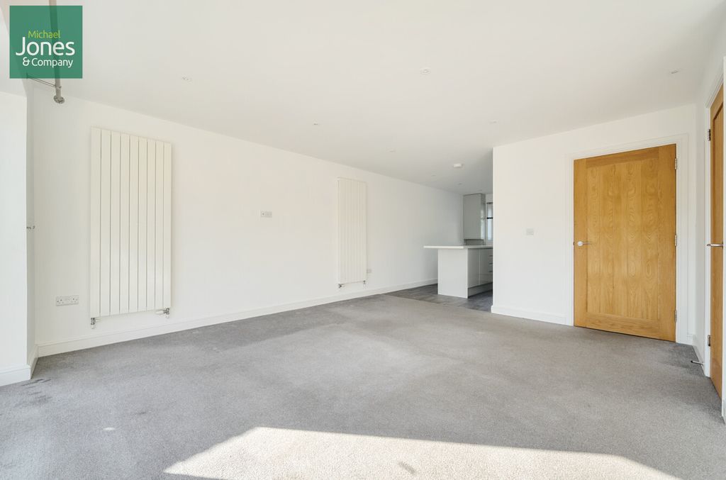 Property photo 3 of 11 Lounge