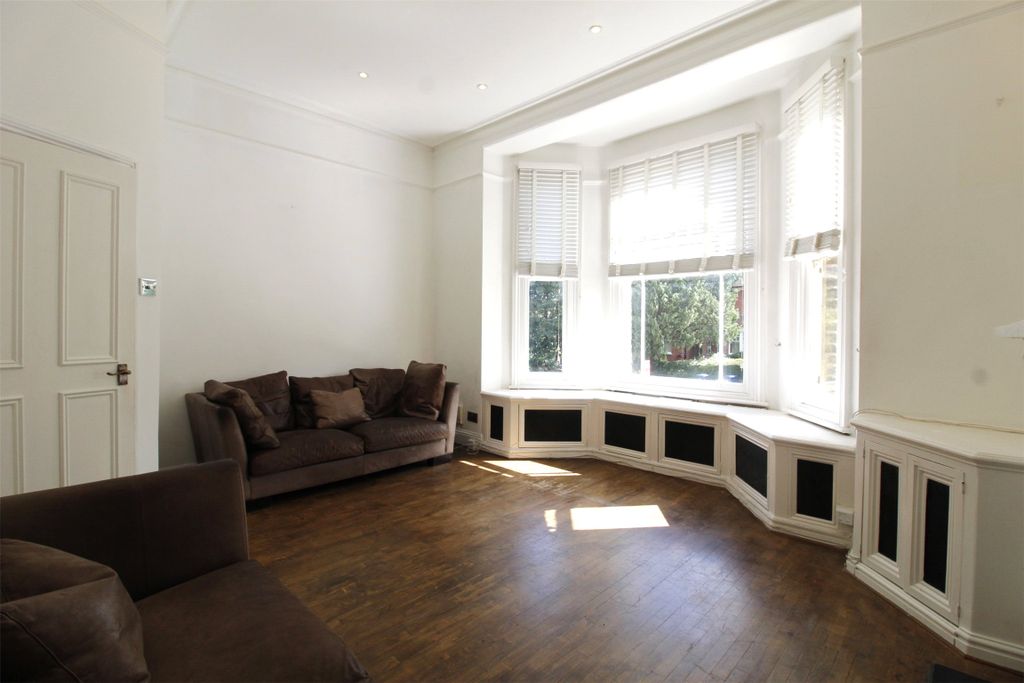 Property photo 3 of 10 Lounge