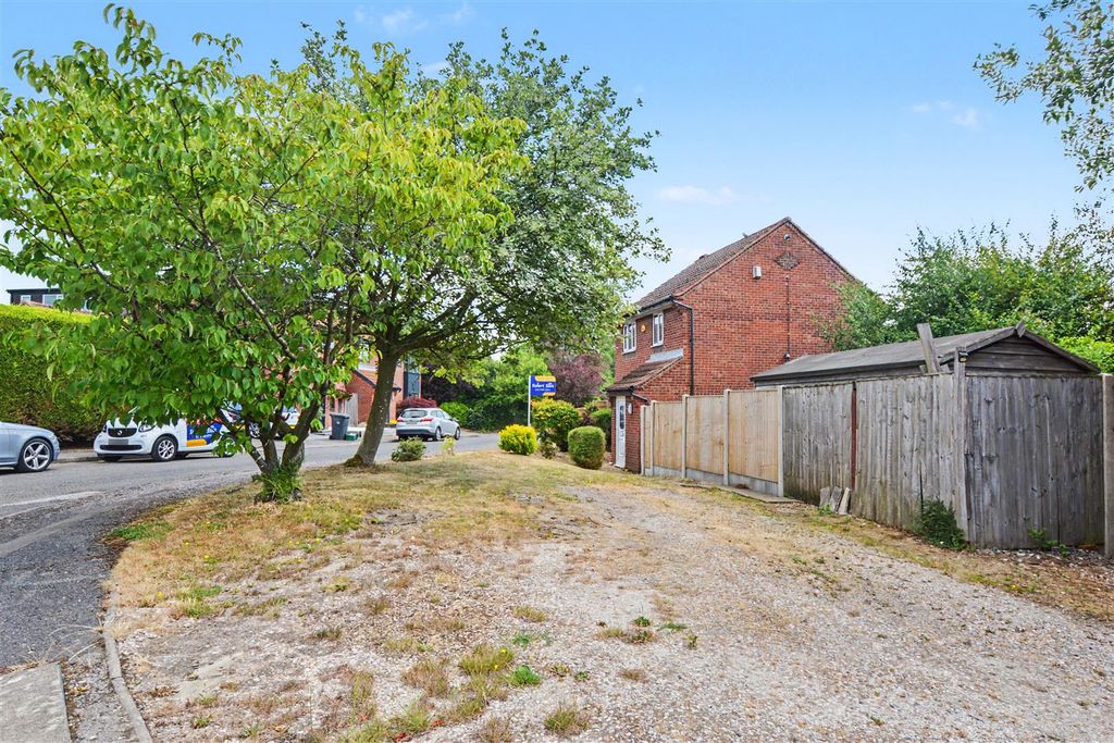 Property photo 2 of 22 S 4 Lechlade Parking.Jpeg