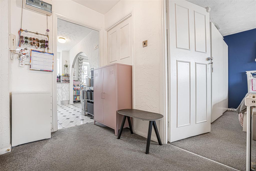 Property photo 3 of 11 Hallway