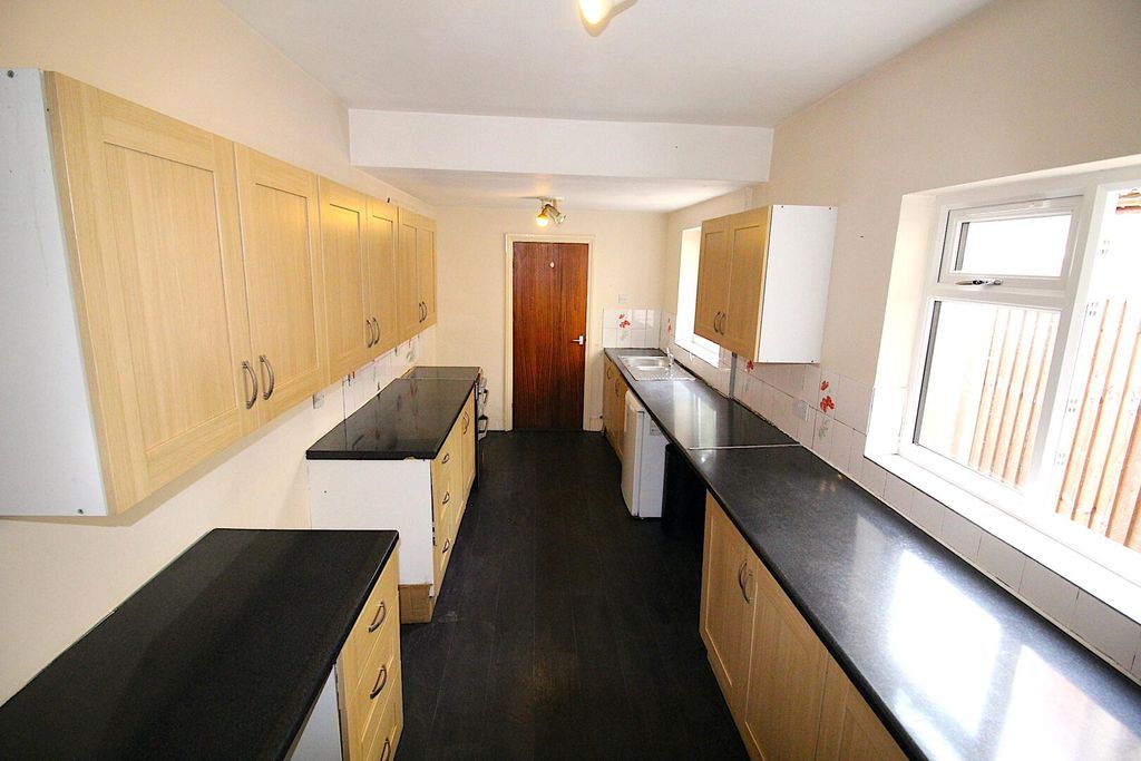 Property photo 2 of 8 Kitchen