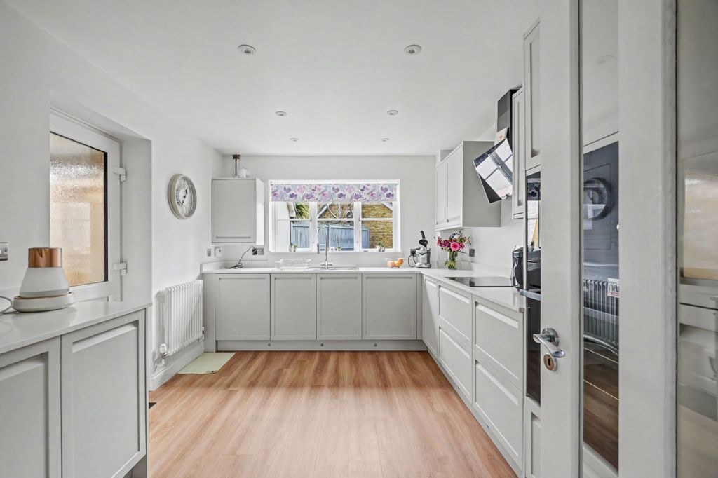 Property photo 3 of 34