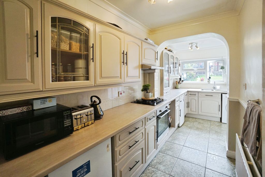 Property photo 2 of 18 Breakfast Kitchen