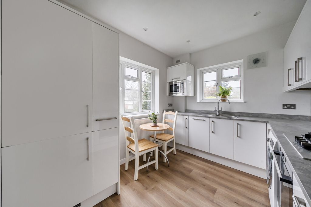 Property photo 2 of 14 1424245-10-69Aaeb...