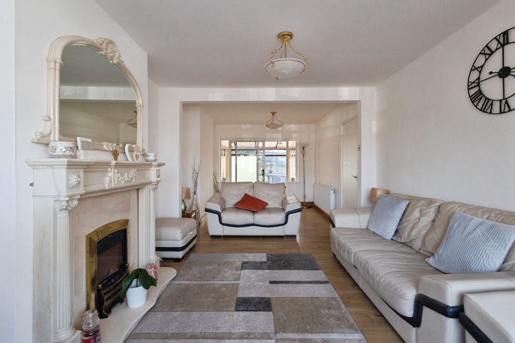 Property photo 2 of 25