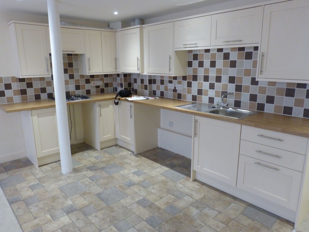 Property photo 3 of 8 Kitchen