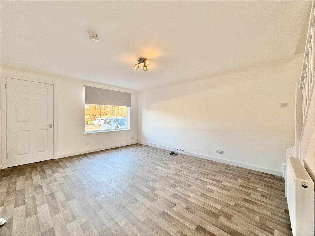 Property photo 3 of 12 Lounge