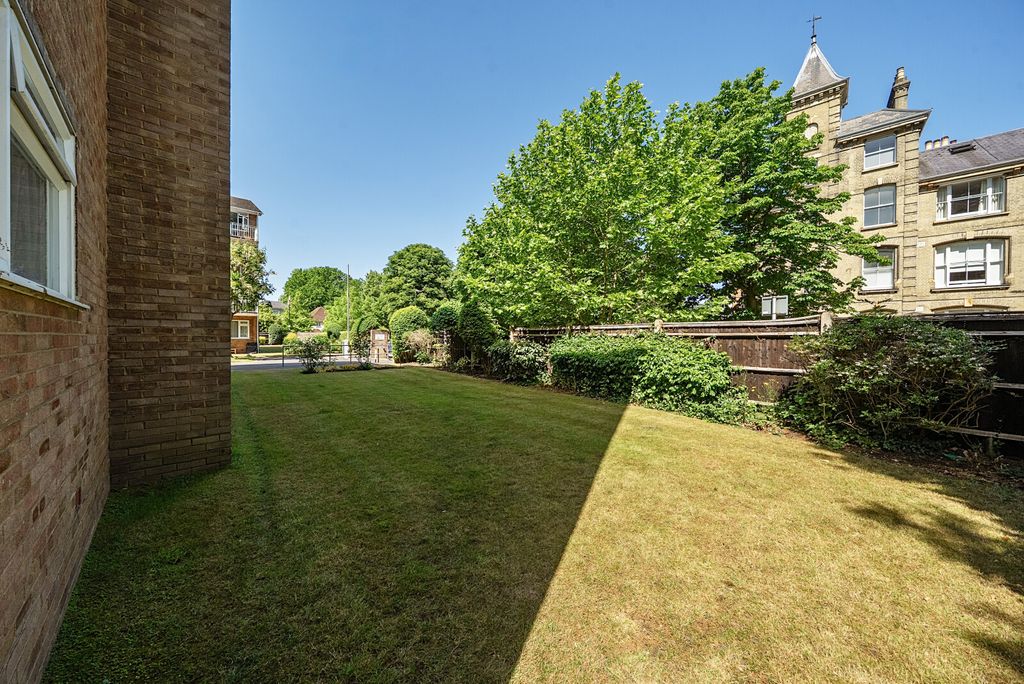 Property photo 3 of 12 Communal Gardens