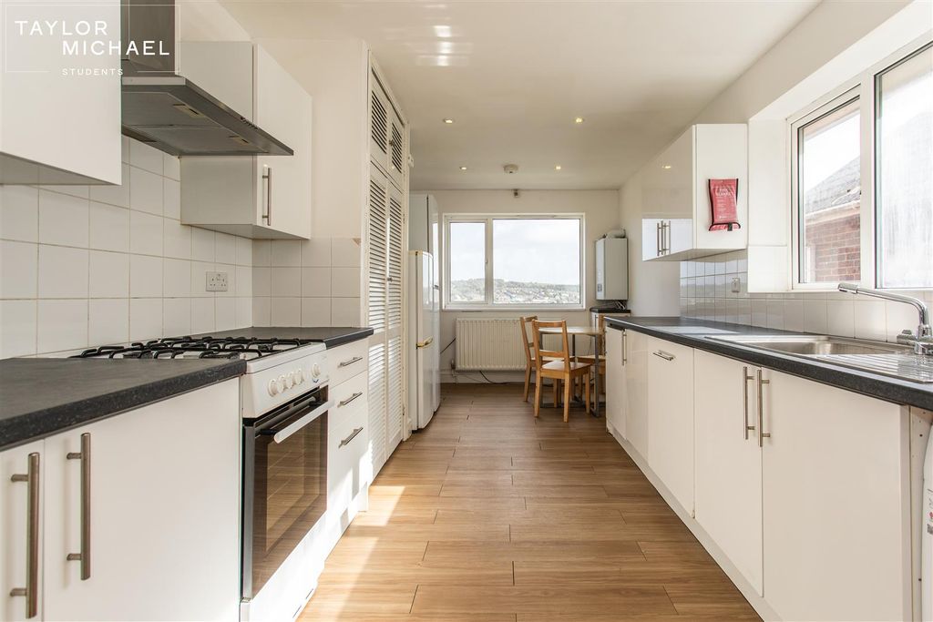 Property photo 2 of 18 Kitchen