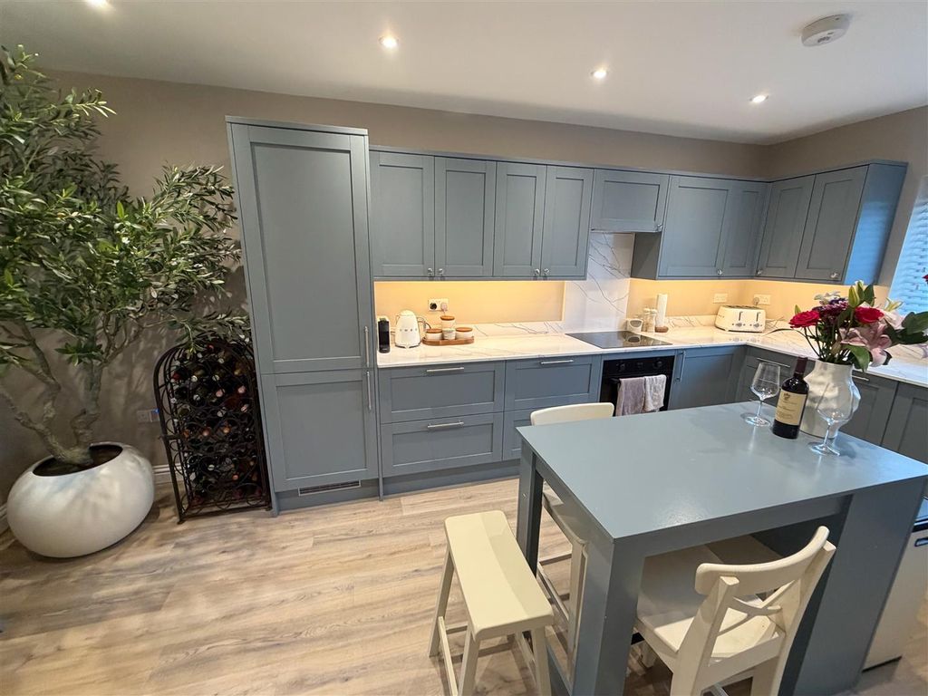 Property photo 3 of 36 4302 Ownerkitchen.Jpg