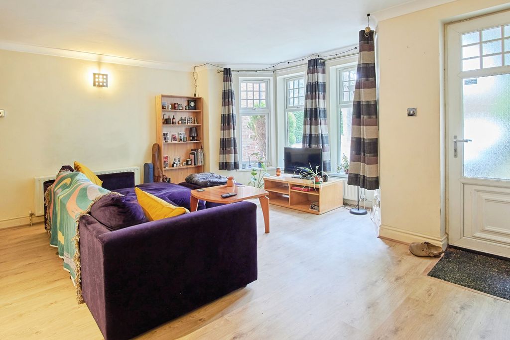 Property photo 2 of 16 Lounge