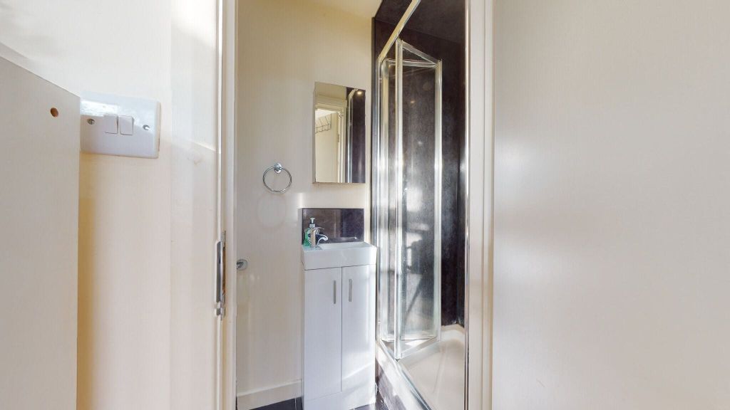 Property photo 3 of 10 Bathroom
