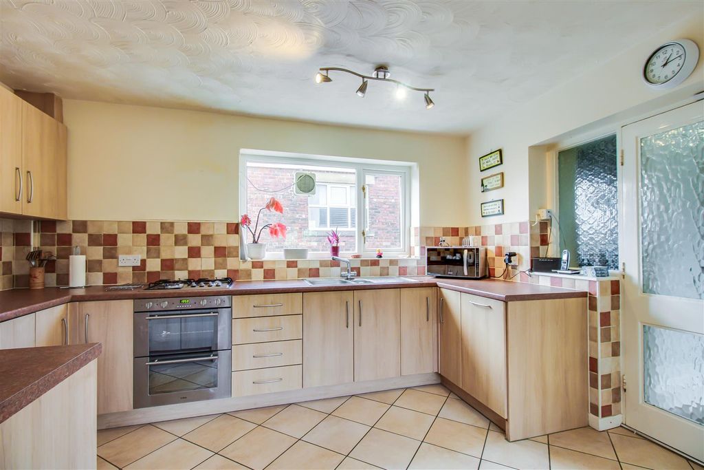 Property photo 3 of 26 Kitchen