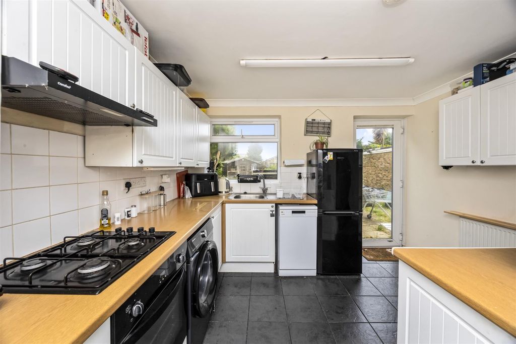 Property photo 3 of 15 Ditchling Close, 5-014.Jpg