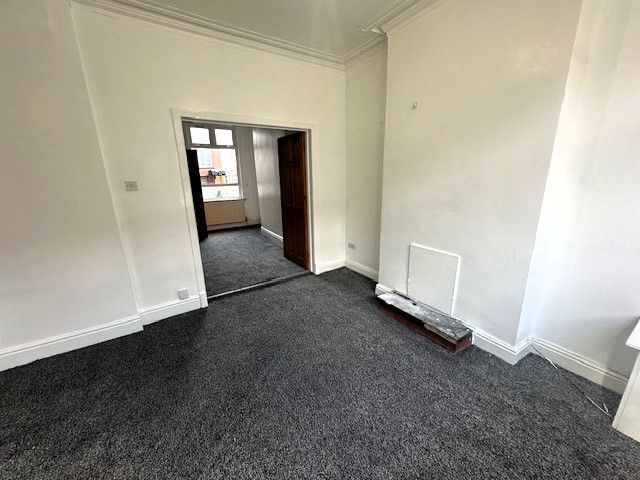 Property photo 3 of 12 Lounge