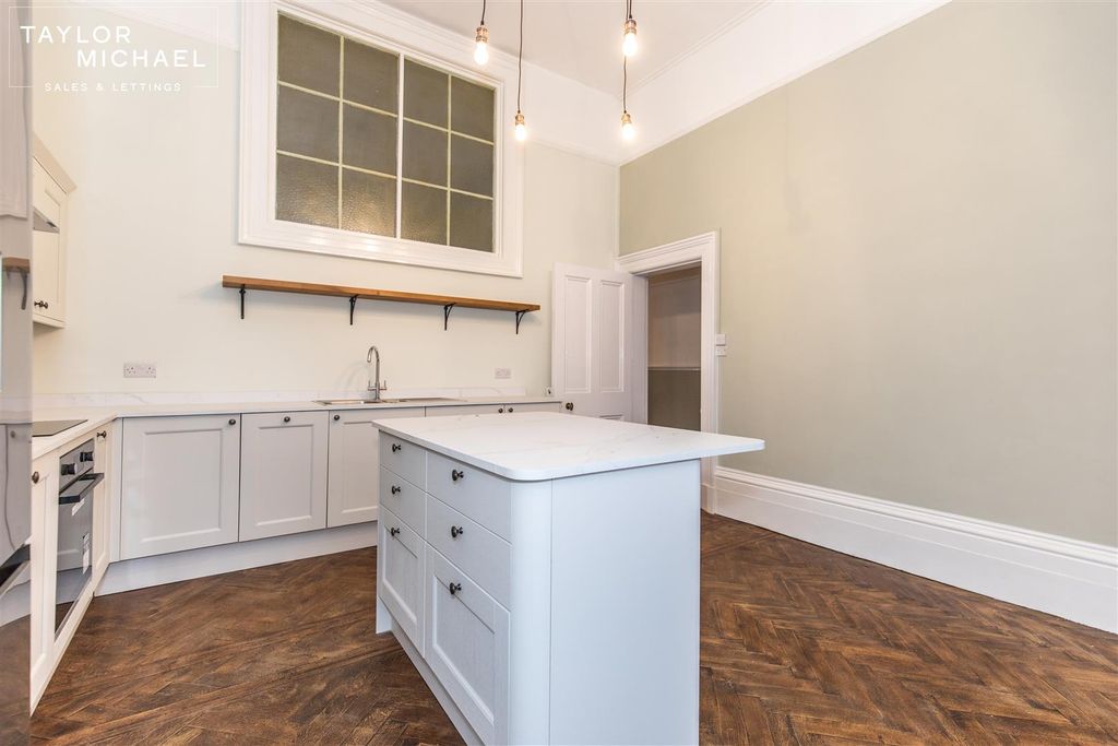 Property photo 3 of 19 Kitchen