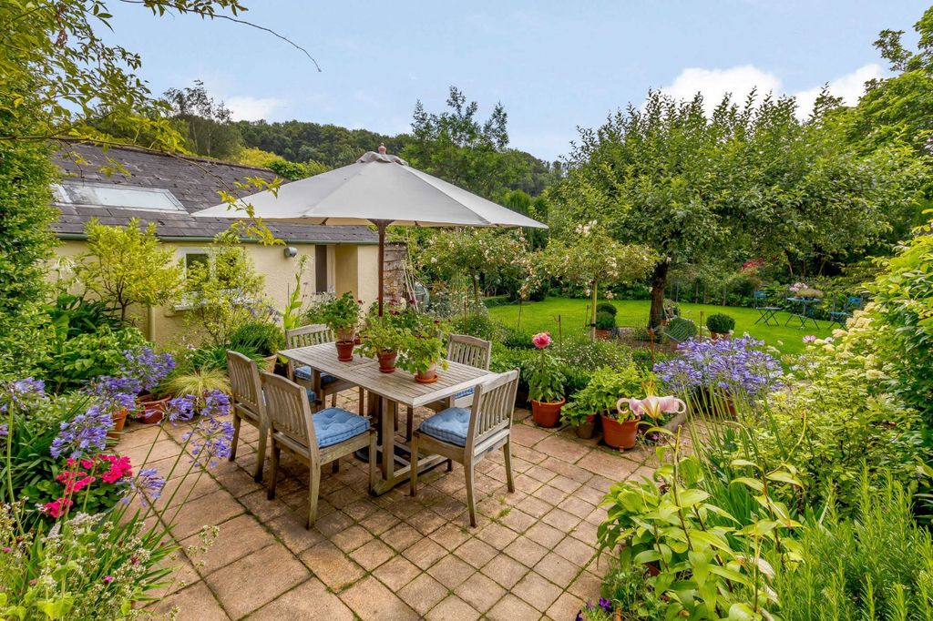 Property photo 2 of 11 Garden