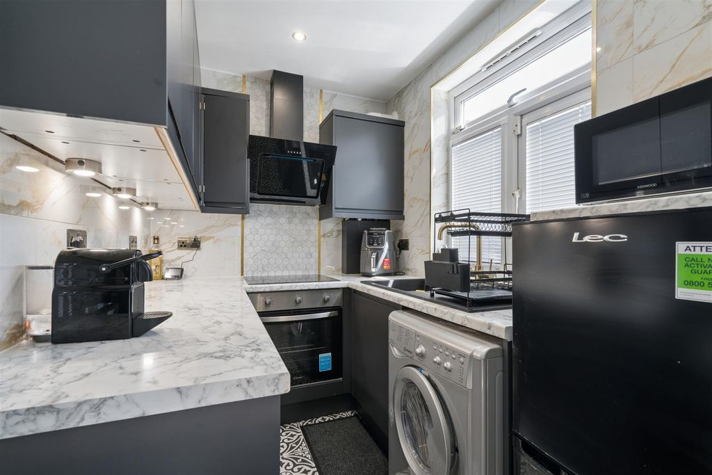 Property photo 3 of 13 Abbott Ave, Wimbledon Chase, Sw20 8Sg Kitchen
