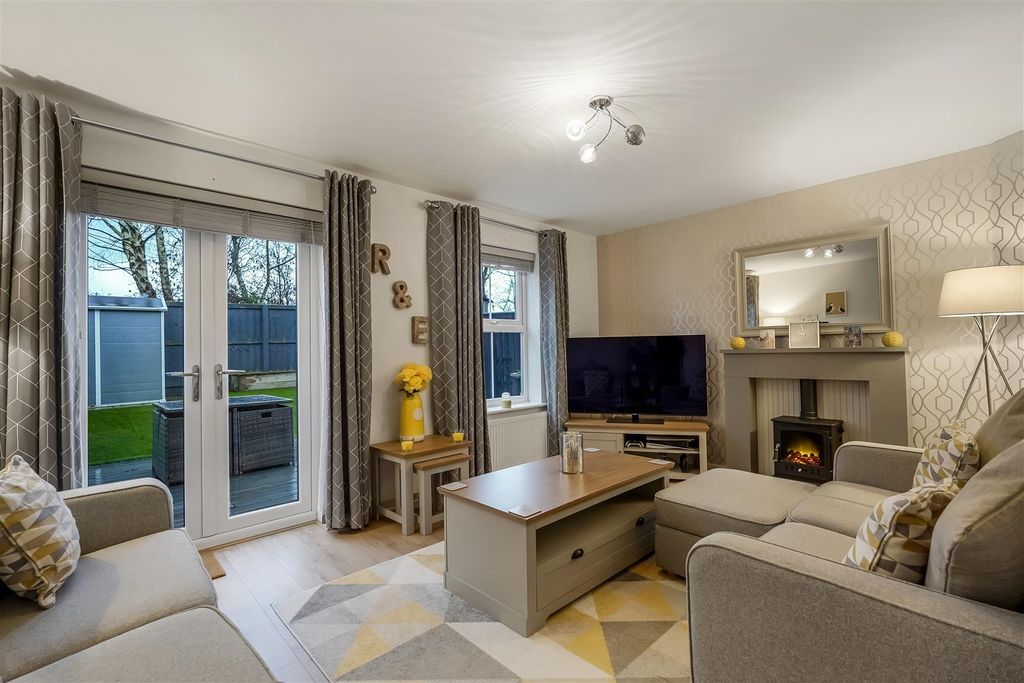 Property photo 2 of 17 Lounge