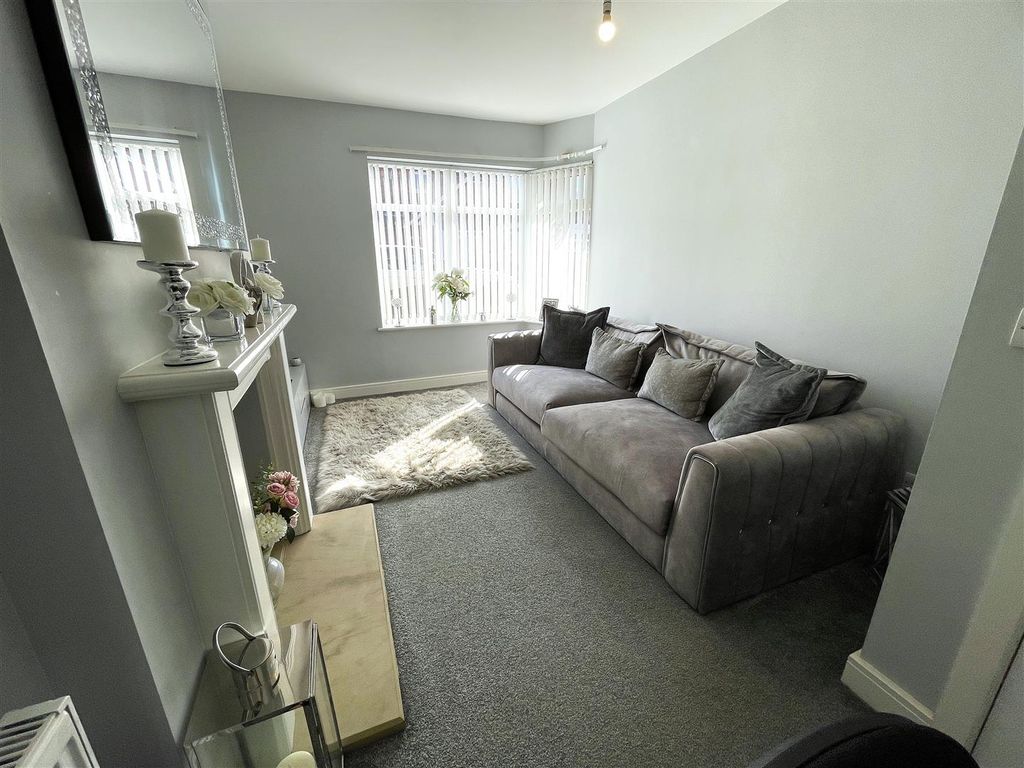 Property photo 3 of 24 Lounge