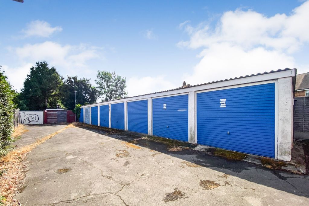 Property photo 2 of 10 Garages At Albermarle Avenue, Cheshunt, Waltham Cross, Enfield En8 0Ey