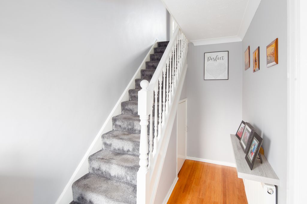 Property photo 3 of 20 Entrance Hall