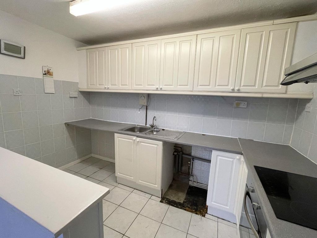 Property photo 3 of 9 Kitchen