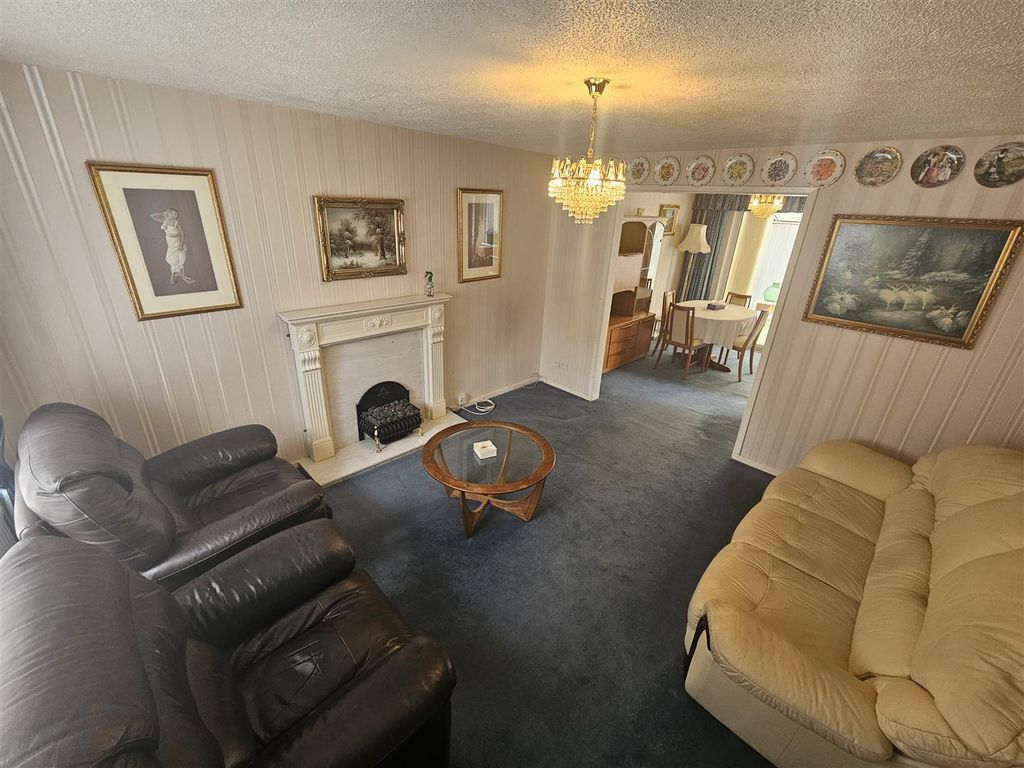 Property photo 2 of 24 Lounge