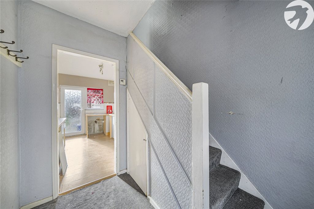 Property photo 3 of 31 Entrance Hall