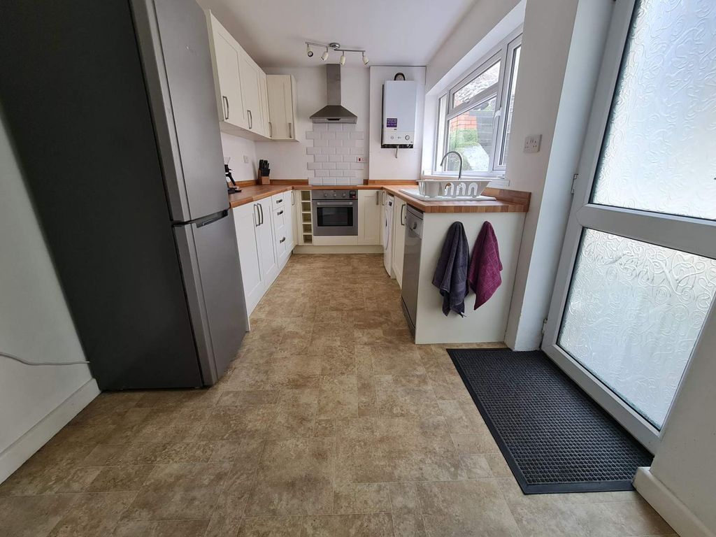 Property photo 2 of 25 Kitchen