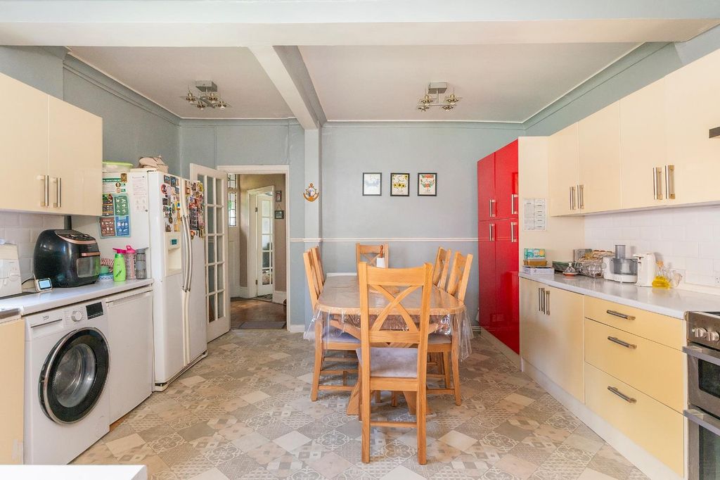 Property photo 3 of 32 7S1R6EE - Kitchen Diner A.Jpg