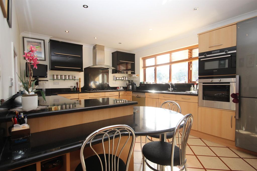 Property photo 2 of 45 Kitchen Breakfast Room