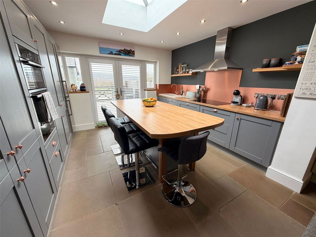 Property photo 2 of 25 Picture No. 10