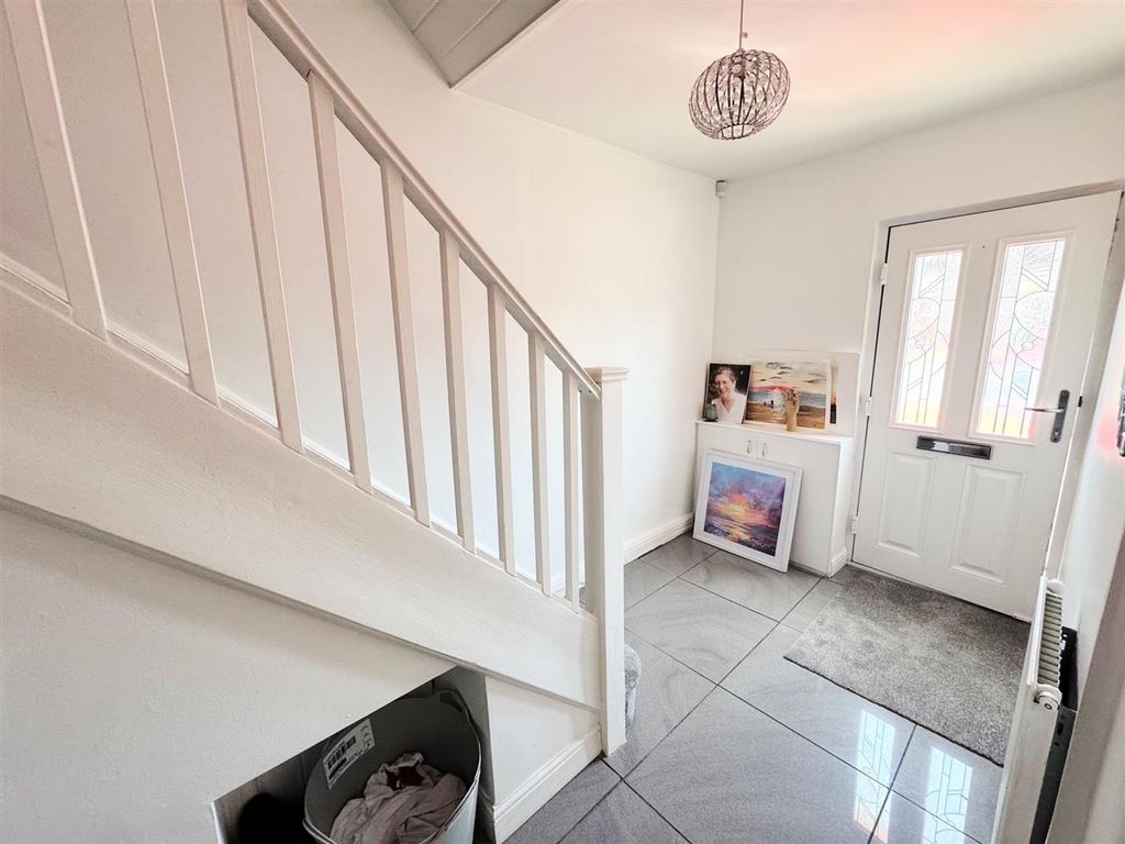 Property photo 2 of 14 Entrance Hall