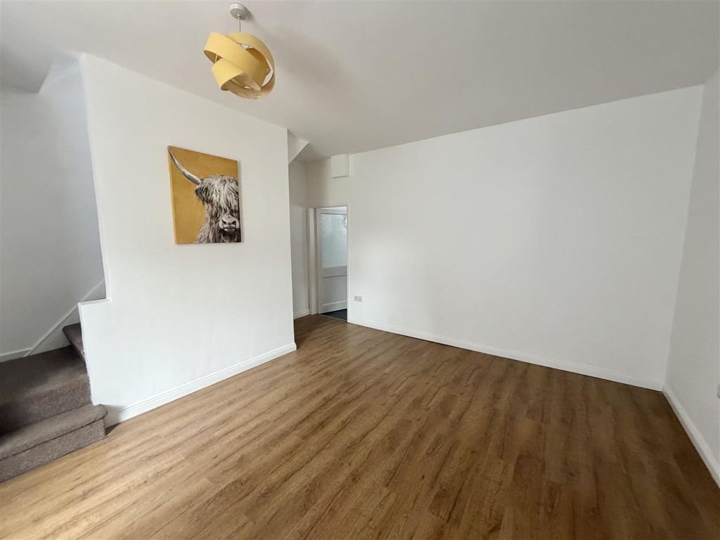 Property photo 3 of 11 Lounge