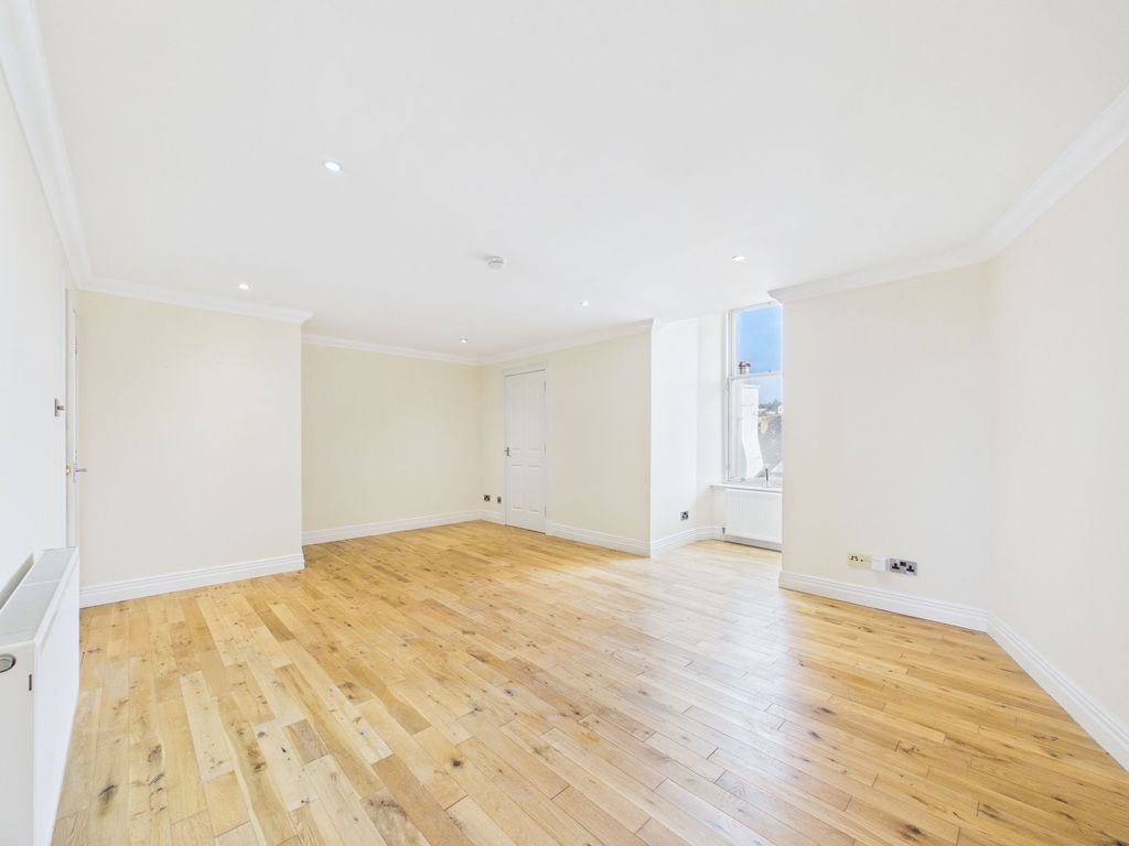 Property photo 3 of 12 Lounge