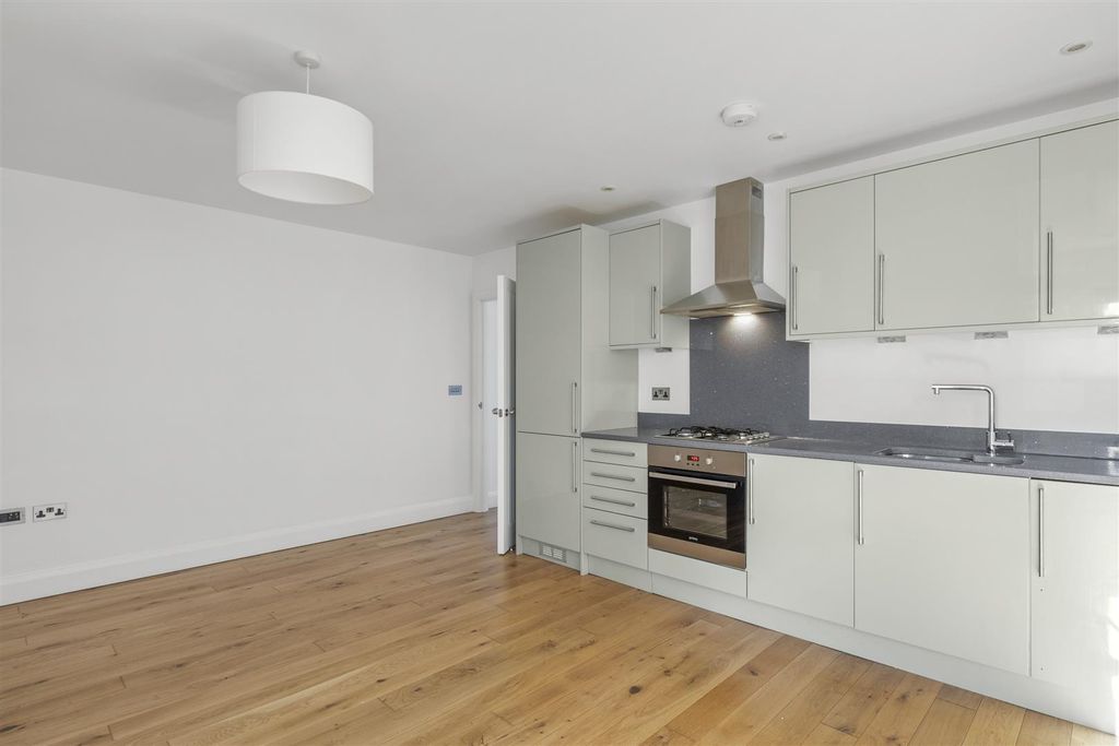 Property photo 3 of 11 Flat 5, 13 Priory Rd, Hp13 6Sl-8.Jpg