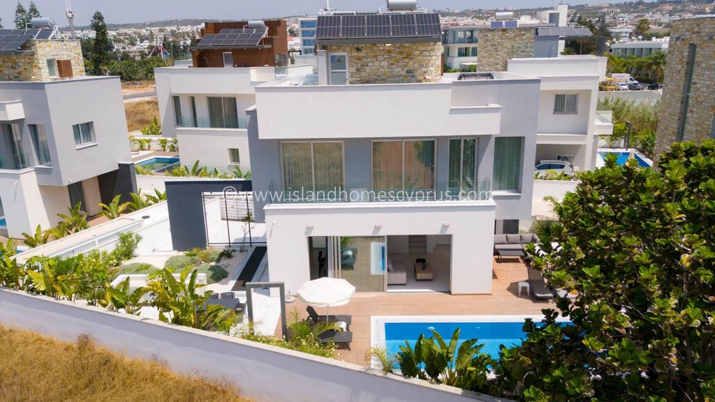 Property photo 2 of 32