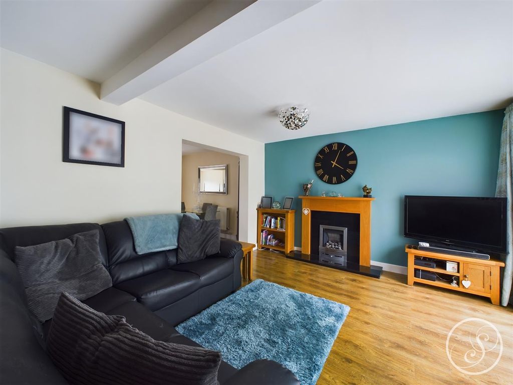 Property photo 3 of 32 Lounge