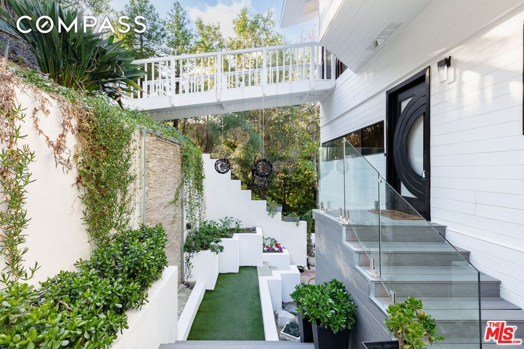 Property photo 2 of 31