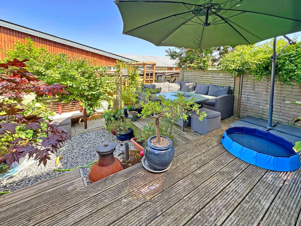 Property photo 2 of 20