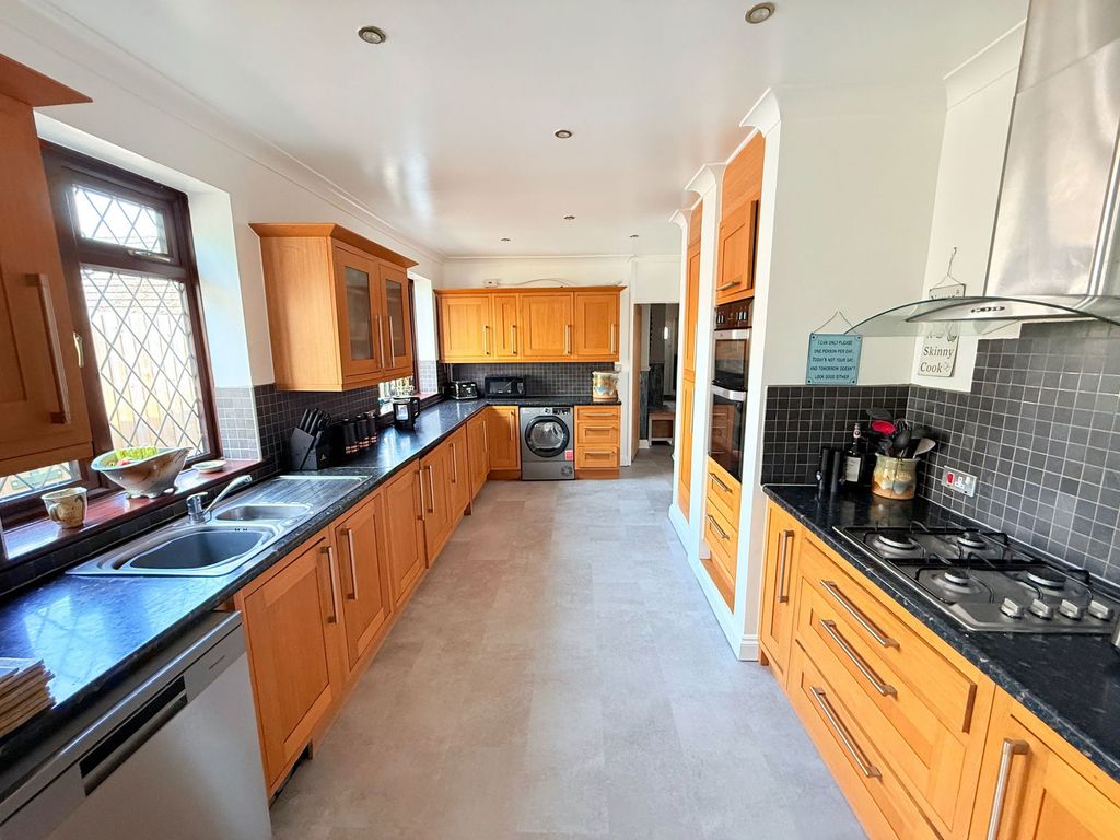 Property photo 3 of 28