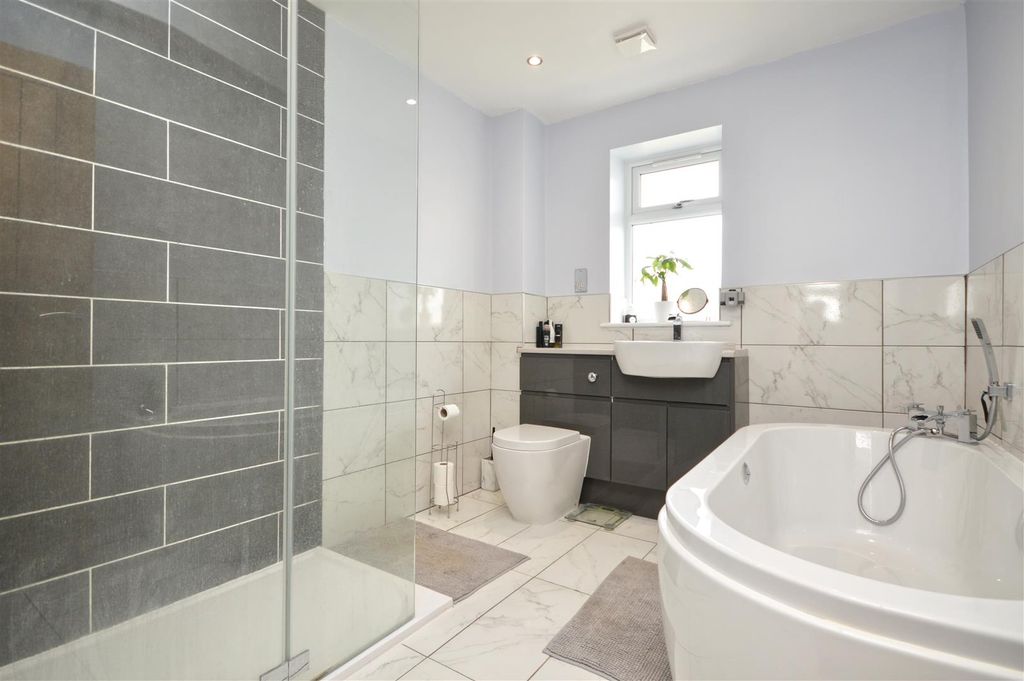 Property photo 3 of 20 En-Suite