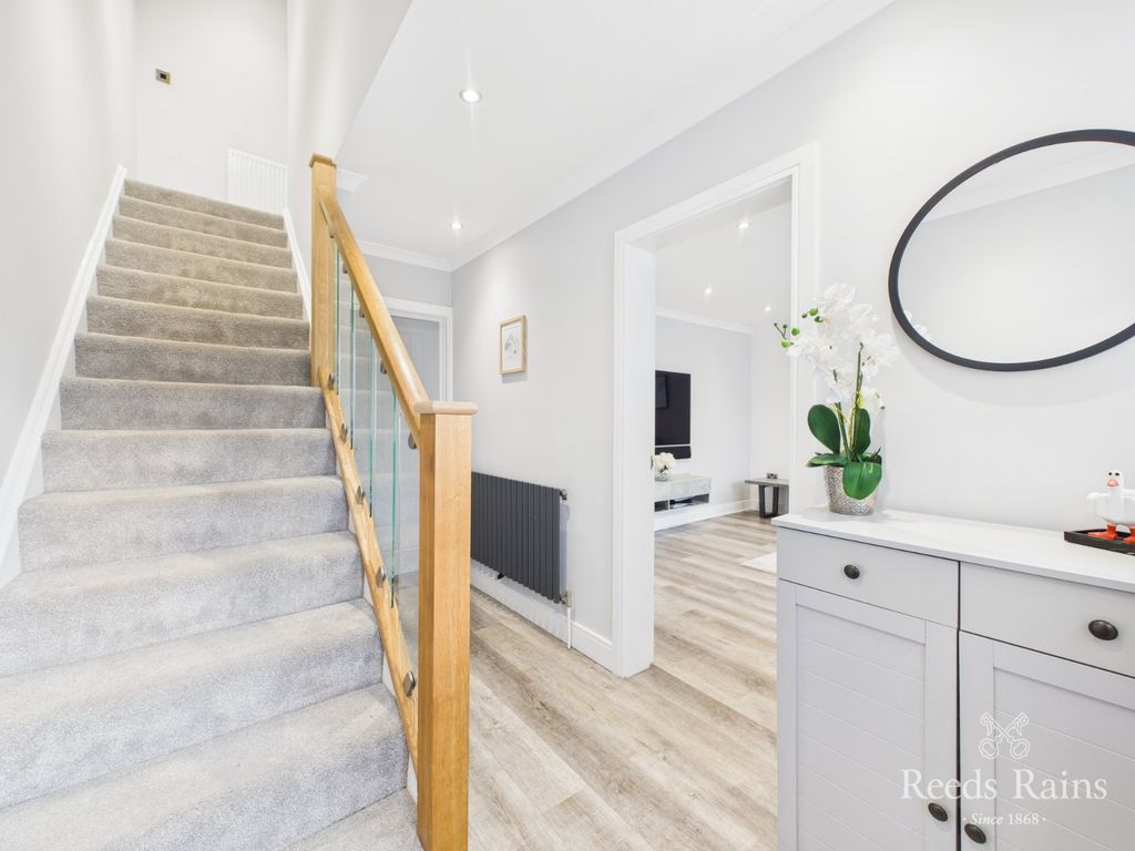 Property photo 2 of 23 Entrance Hall