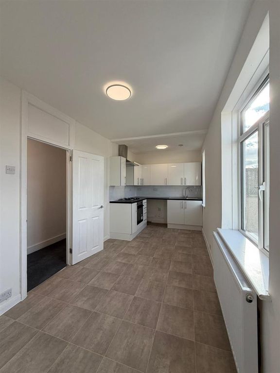 Property photo 3 of 10 Bed.Jpg