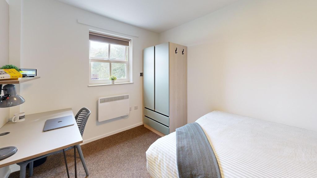 Property photo 3 of 17 Bright, Neatly Presented Bedroom With A Double Bed...